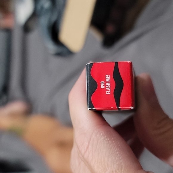 MAC Shot of Color Lip Oil – Flash Me Red Gloss, Moisturizing Tint – High Shine - Picture 9 of 13